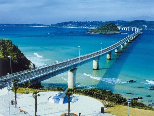八千代エンジニヤリングが設計した角島大橋。1995年。第１種保護区域の島を迂回したルートを選定し自然と調和する流れるような景観設計/土木学会デザイン賞を受賞した