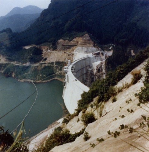 下釜ダム。1965年。地質調査、クラウド試験、岩盤せん断試験基礎処理技術の開発を行った