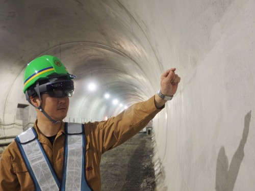 新紀見トンネルの施工現場でHoloLensとGyroEye Holoを使って行われた世界初の実証実験