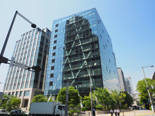 東京・お台場にある乃村工藝社の本社ビル。企画からデザイン・設計、施工までを社内外のスタッフが密に連携しながら、年間約1万5000件ものプロジェクトをこなしていく