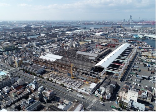 大阪市大正区に移転した三栄建設の鉄骨工場。新事務所ビルは手前の道路脇で建設中