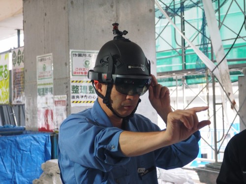 HoloLensの現場での精度を検証する東急建設の大山工務長