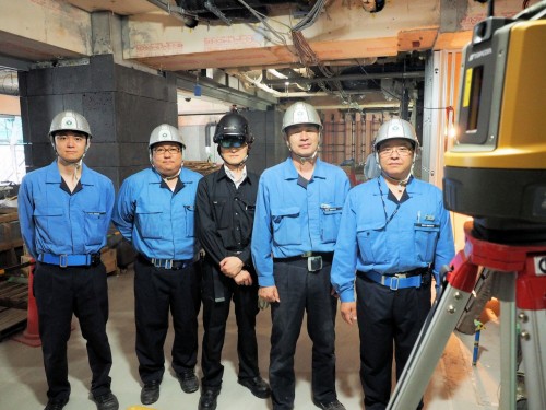 実証実験に関わった東急建設の社員（左から橋口氏、三瓶氏、1人おいて大山氏、林氏）とインフォマティクスの担当者（中央、金野氏）