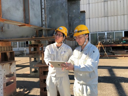 オフィスケイワンから送られてきた橋梁のMRデータを見る駒井ハルテックの技術者たち。富津工場（千葉県）の仮組ヤードにて